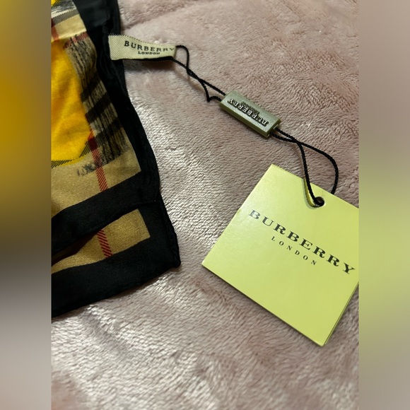 Nwt Burberry “PRINT” Pashmina 100%silk - Picture 9 of 12